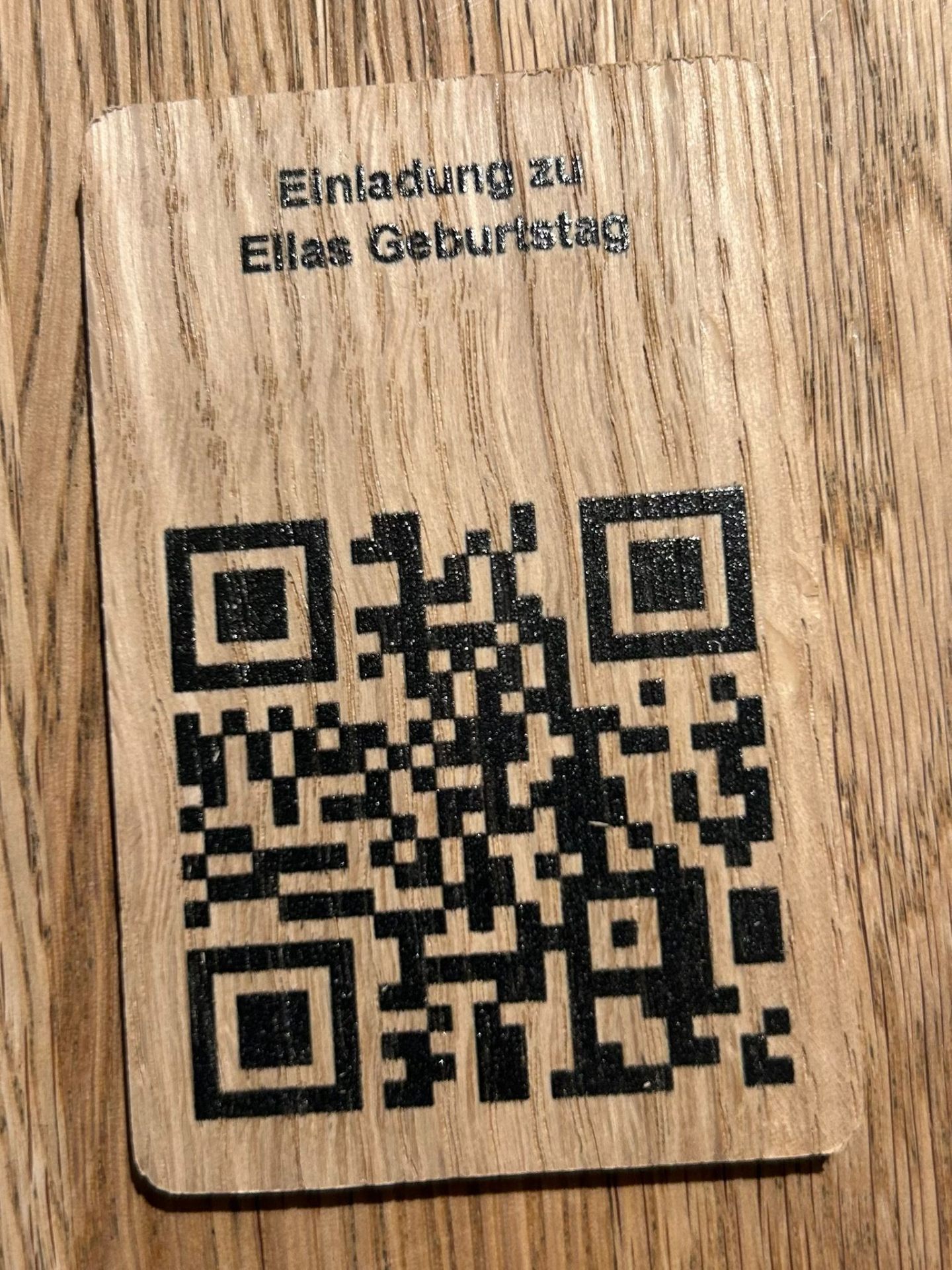 Holzchip mit QR-Code als Einladung zu Ellas Geburtstag